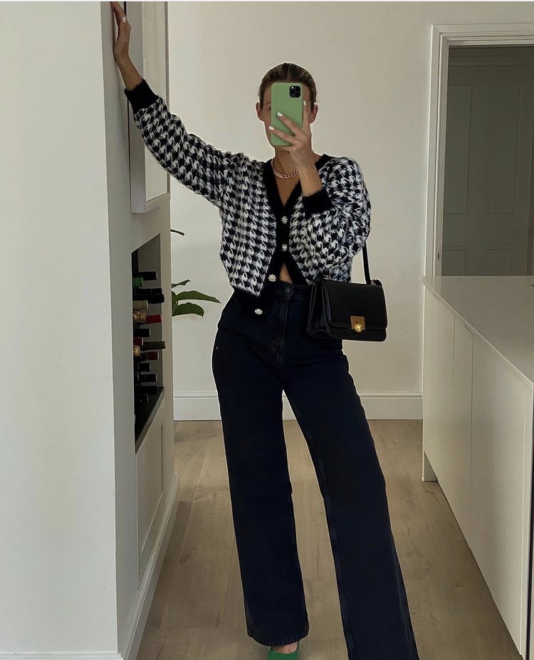 6 Black Mom Jeans Outfits To Wear This Fall