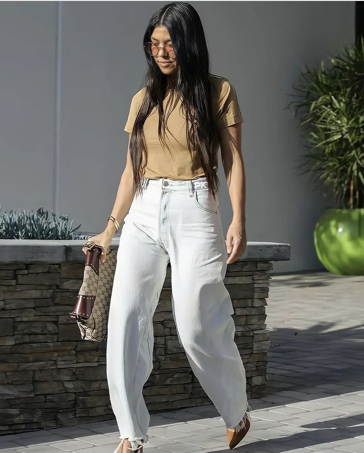 6 Kourtney Kardashian Jeans Outfits That Are Easy To Recreate