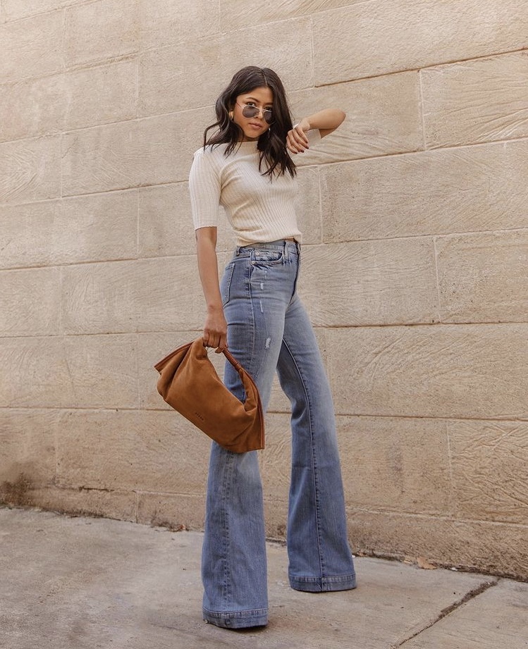 5 Casual Flare Jeans Outfits To Wear The